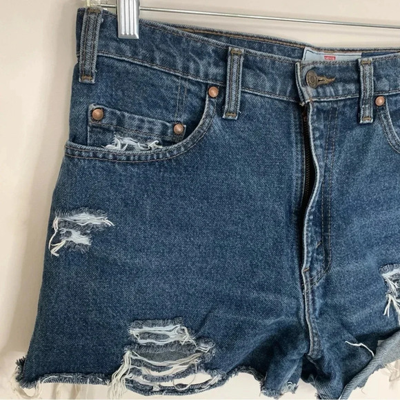 Levi's Dark Wash Distressed Relaxed Fit Cut Off Jean Shorts 32 - Picture 10 of 10